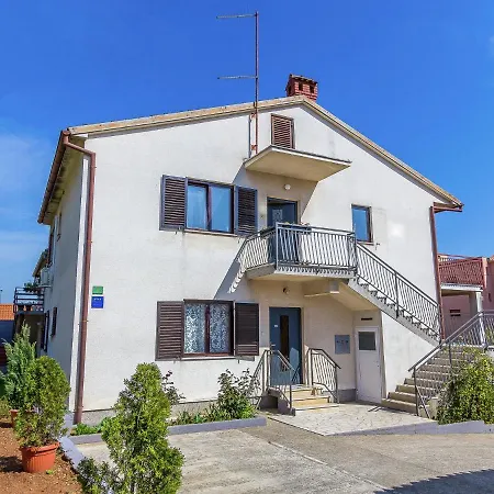Modern In With Balcony Apartment Pula