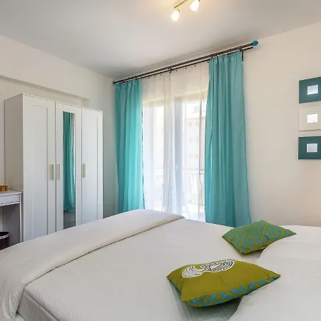 Modern In With Balcony Apartment Pula
