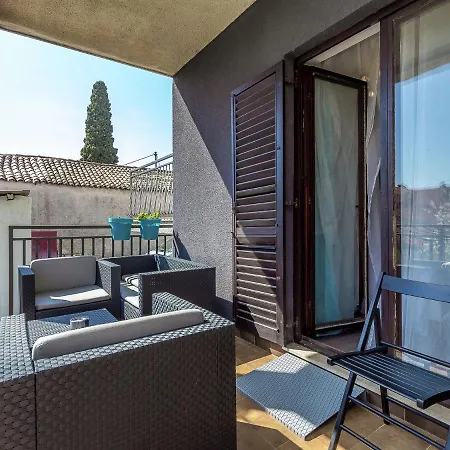 Modern In With Balcony Apartment Pula