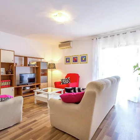 Modern In With Balcony Pula