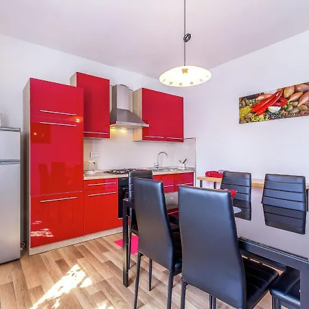 Modern In With Balcony * Pula